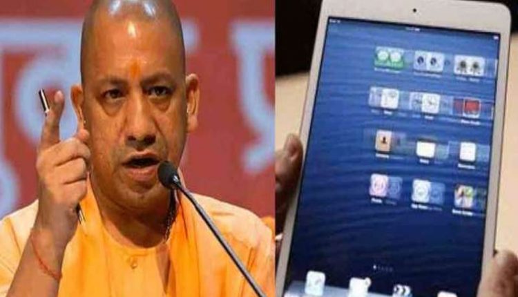 योगी सरकार इसी महीने युवाओं को देगी स्मार्टफोन व टैबलेट