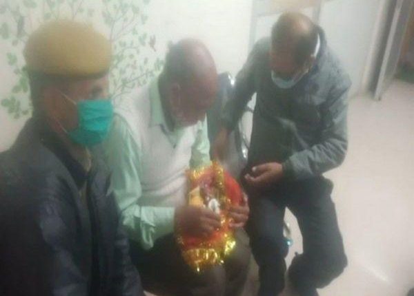 कान्हा की टूटी मूर्ति पर मरहम पट्टी करवाने जिला अस्पताल पहुँचा पुजारी