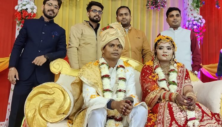 जोड़ों ने कायम की मिसाल, रीति-रिवाज़ों को दरकिनार कर रचाई अनोखी शादी