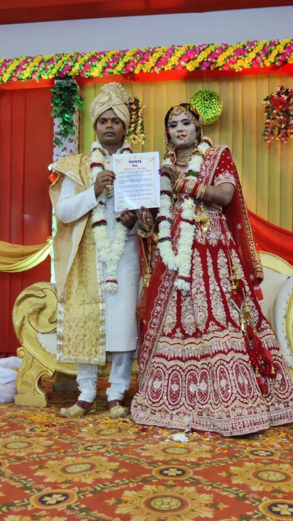 जोड़ों ने कायम की मिसाल, रीति-रिवाज़ों को दरकिनार कर रचाई अनोखी शादी