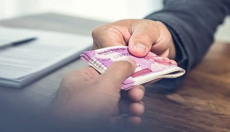 रेप पीड़िता से रिश्वत लेते पकड़ा गया दारोगा, एंटी करप्शन टीम ने किया गिरफ़्तार