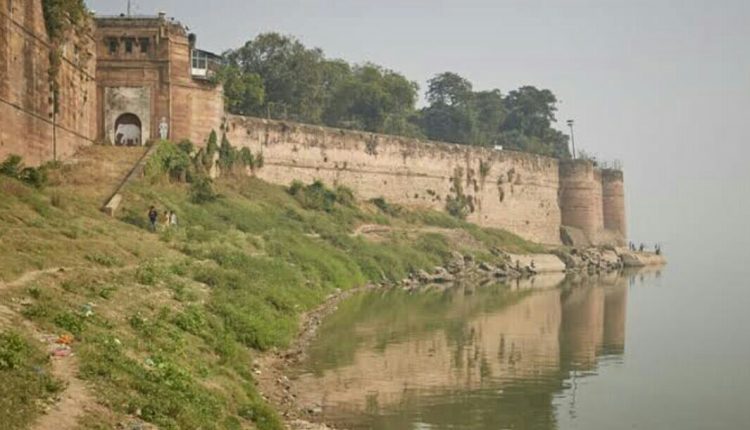 प्रयागराज के संगम तट पर स्थित है मुगल बादशाह अकबर का किला, यह खुद में समेटे है कई रहस्य