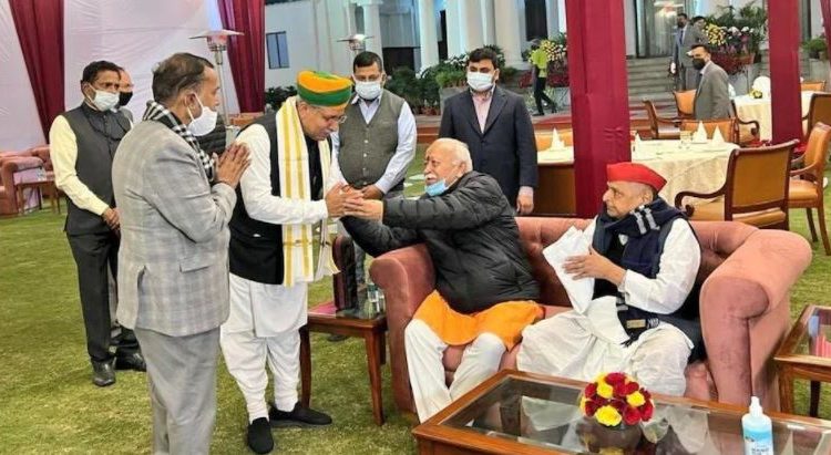 उपराष्ट्रपति वेंकैया नायडू के घर फंक्शन में एक साथ नज़र आए मोहन भागवत व मुलायम सिंह यादव