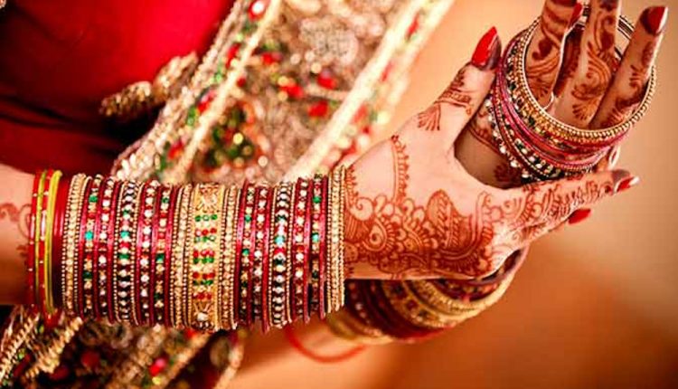 परिवार वालों को नशीली चाय पिला गहने लेकर प्रेमी संग फरार हुई दुल्हन, अस्पताल में भर्ती परिजन
