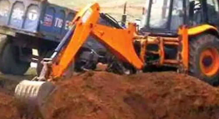 एयरपोर्ट से खनन माफ़िया रातों-रात उड़ा ले गए लाखों की मिट्टी