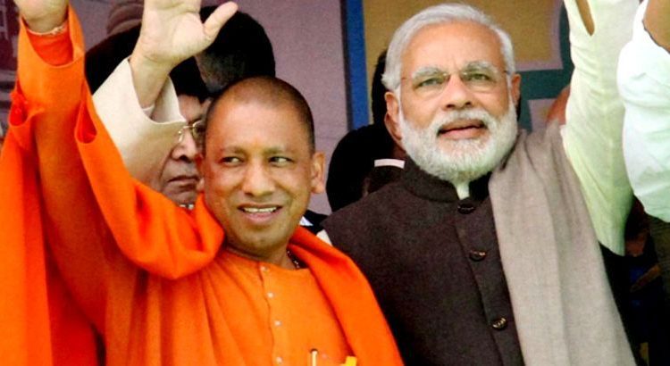 प्रयागराज पहुँचे पीएम मोदी, सीएम योगी आदित्यनाथ ने एयरपोर्ट पर किया उनका स्वागत