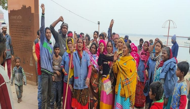 वाराणसी के घाटों के सफाईकर्मियों को ढाई महीने से नहीं मिला वेतन, गंदगी फैलाकर किया विरोध