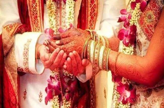 युवक के प्रेम-विवाह करने से नाराज़ गाँव वालों ने उसकी माँ की पीट-पीटकर कर दी हत्या