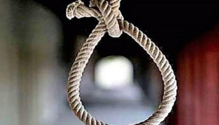 पत्नी की तेरहवीं के दिन डिप्रेशन में रह रहे पति ने भी फाँसी लगाकर किया सुसाइड