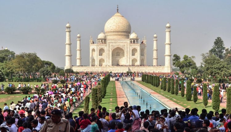 ताजमहल का दीदार करने गए लगभग 271 सैलानी हुए कोरोना संक्रमित