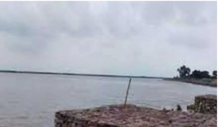कुशीनगर की नारायणी नदी में इंजन फेल हो जाने के कारण बीच मंझधार में फँसी 100 यात्रियों से भरी नाव