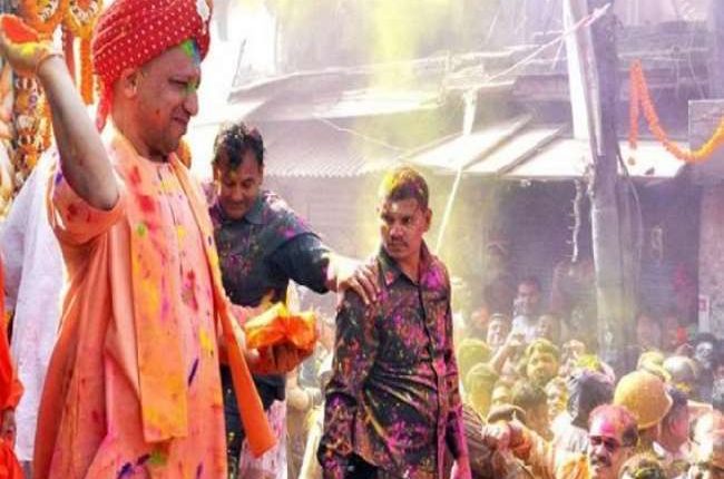 CM योगी ने गोरखपुर में अपने समर्थकों संग जमकर मनाई होली, कहा Covid के चलते दो साल से फ़ीका पड़ गया था त्योहार