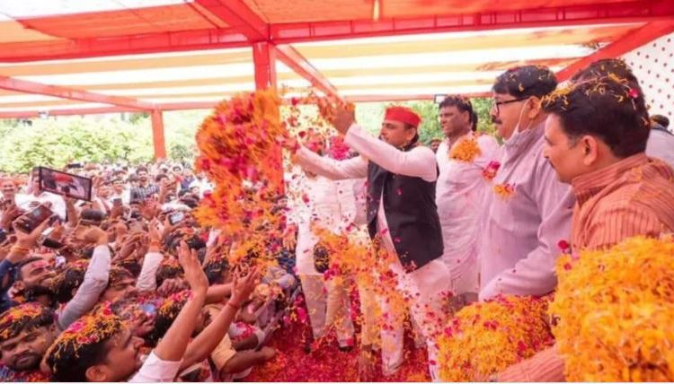 पाँच साल बाद अखिलेश यादव के पूरे परिवार ने सैफई में साथ मनाई होली, फूलों से मनाया त्योहार।